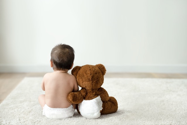 bayi dan boneka beruang